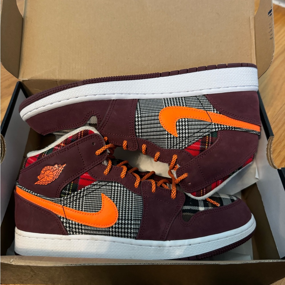 Nike Air Jordan 1 Mid in Night Maroon/Total Orange